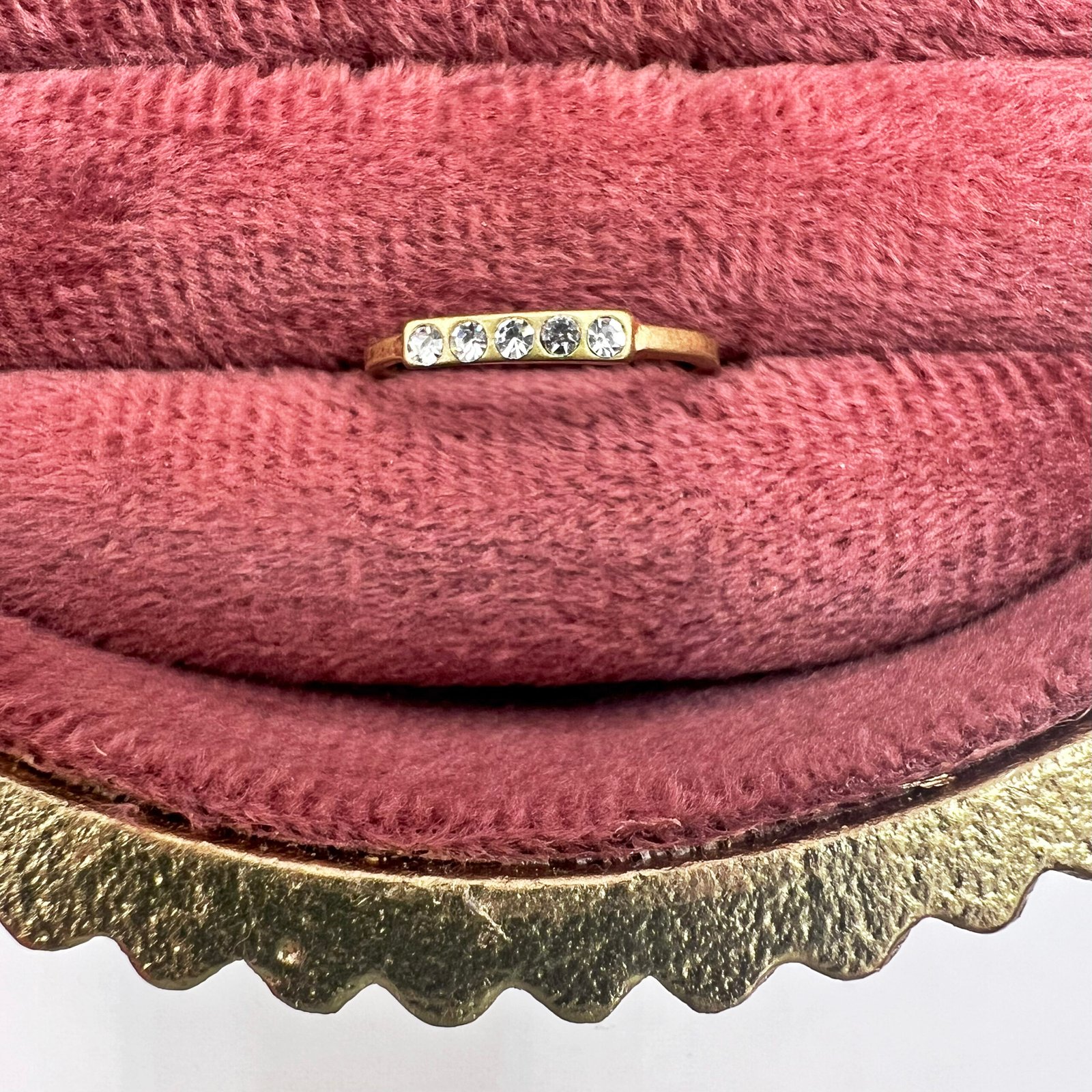 slim-five-stone-gold-band